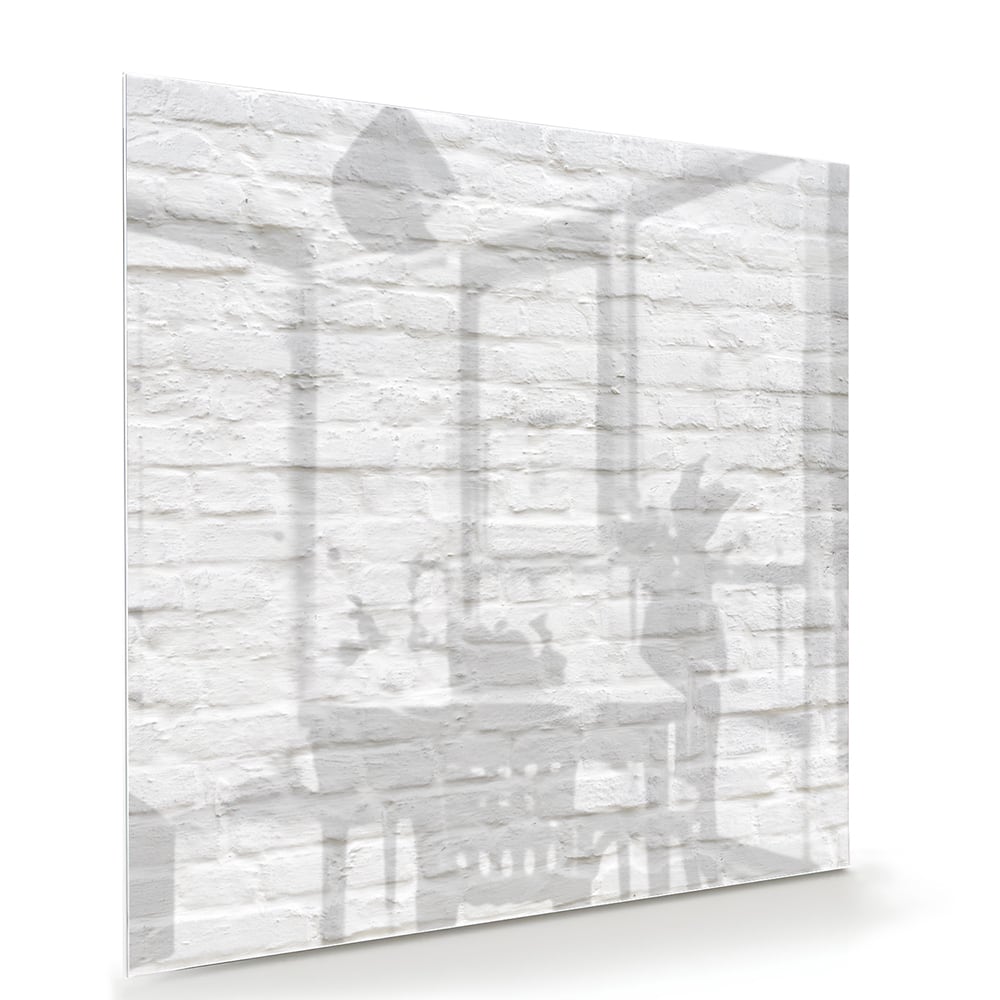 Glazen schilderij met witte bakstenen textuur aan de muur in moderne woonkamer.