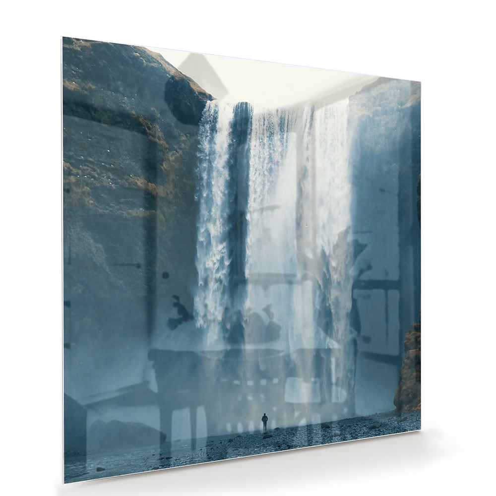 Glazen schilderij van een waterval in een moderne woonkamer.