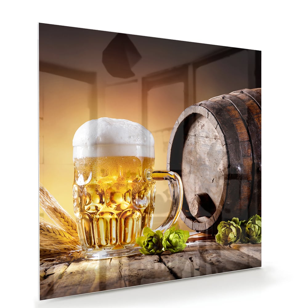 Glazen schilderij van een koud biertje op een houten tafel met groen in de achtergrond.