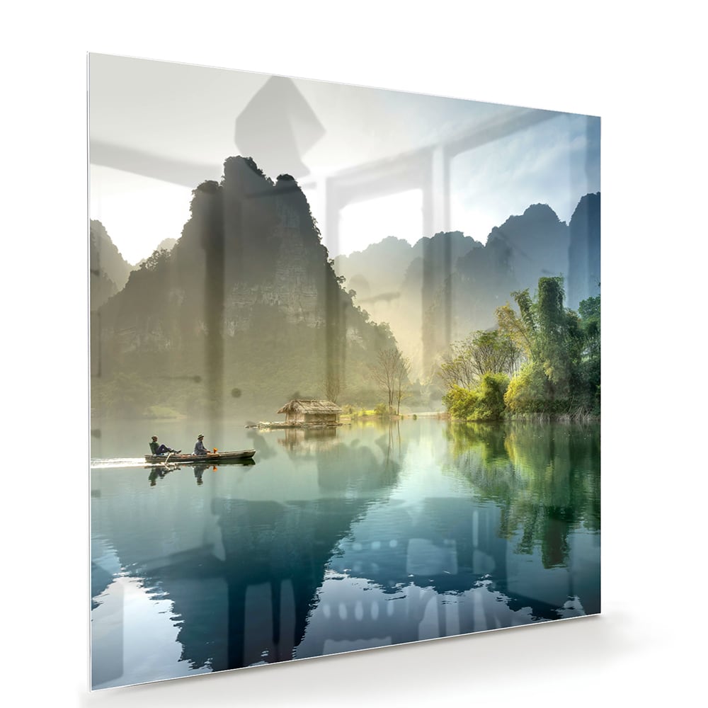 Glazen schilderij van een serene berglandschap met reflecties in het water.