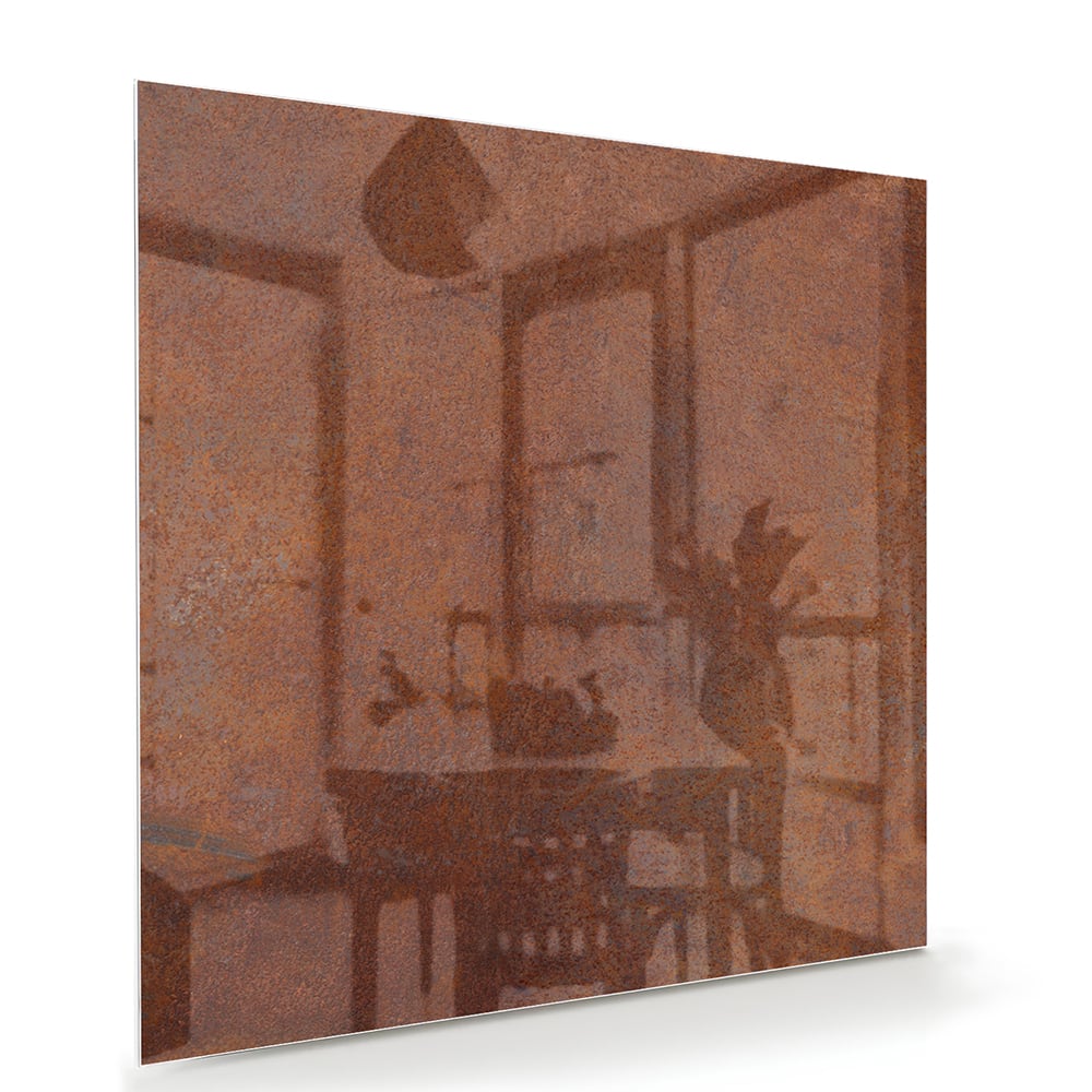 Abstract glazen schilderij met aardetinten boven een houten meubel.