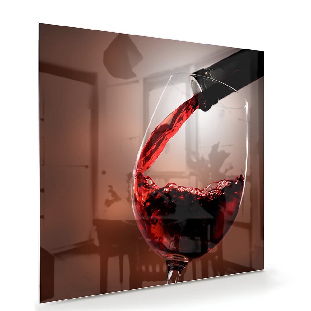 Glazen schilderij van een rode wijn die in een glas wordt ingeschonken, zichtbaar in een moderne woonkamer.