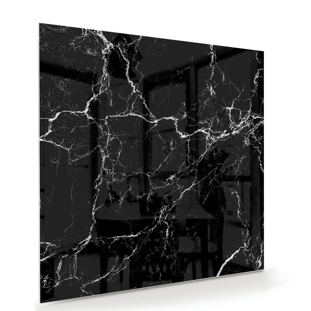 Glazen schilderij in zwart marmerlook aan de muur boven een houten kast.