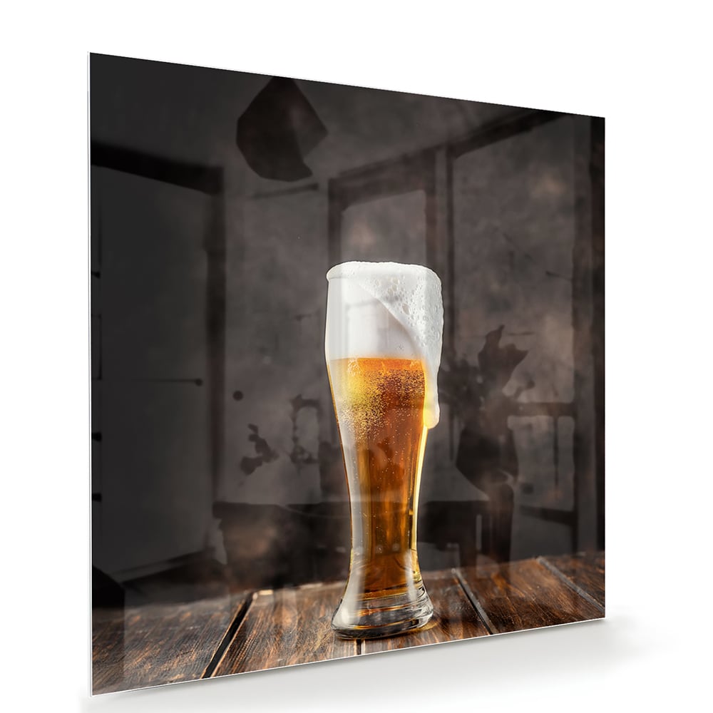 Glazen schilderij van een biertje op houten ondergrond