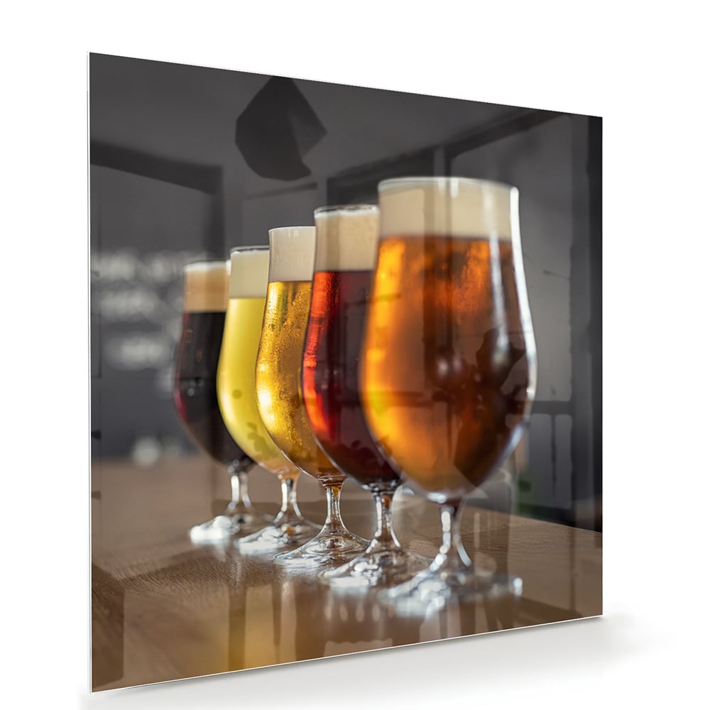 Glazen schilderij met een selectie verschillende bieren in helder glazen.