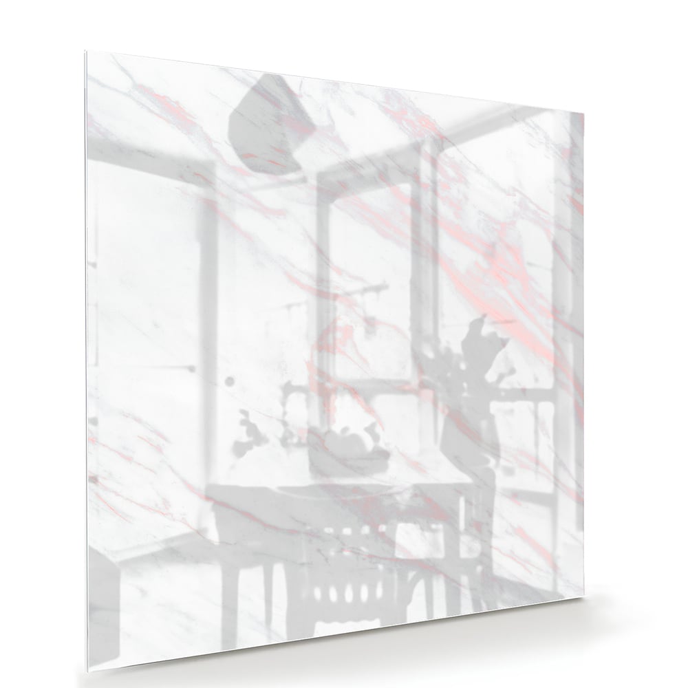 Minimalistisch glazen schilderij met marmerdetails aan de muur.