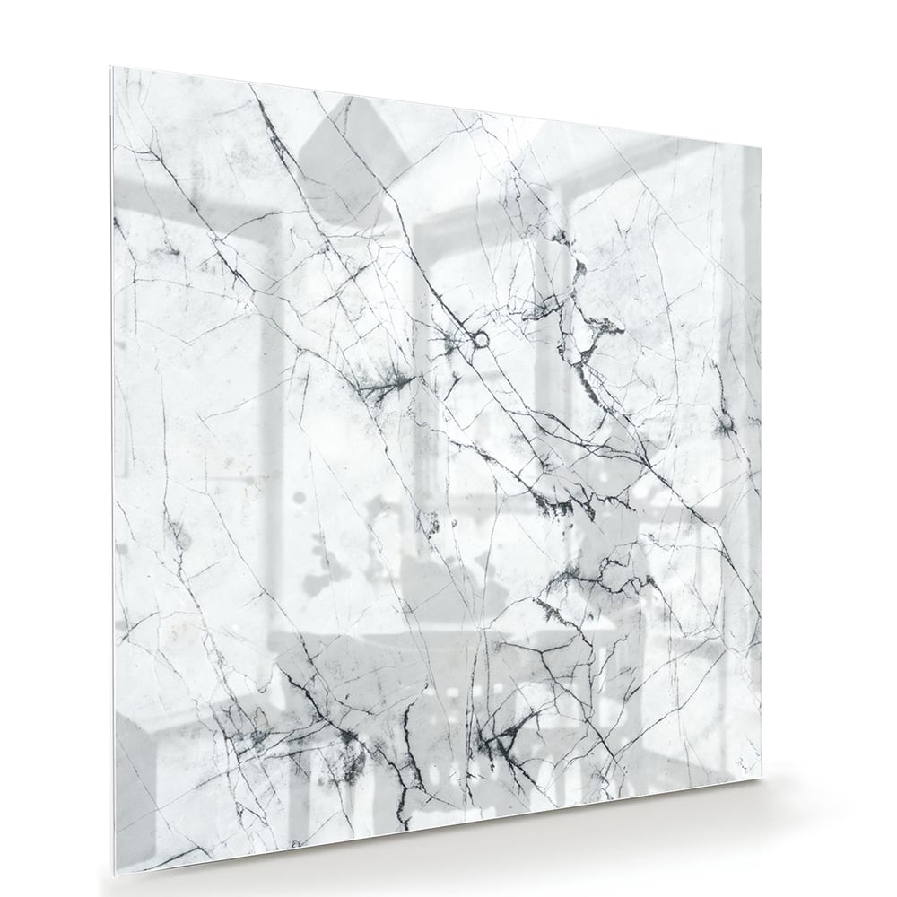 Glazen schilderij met marmerlook aan de muur in een moderne woonkamer.