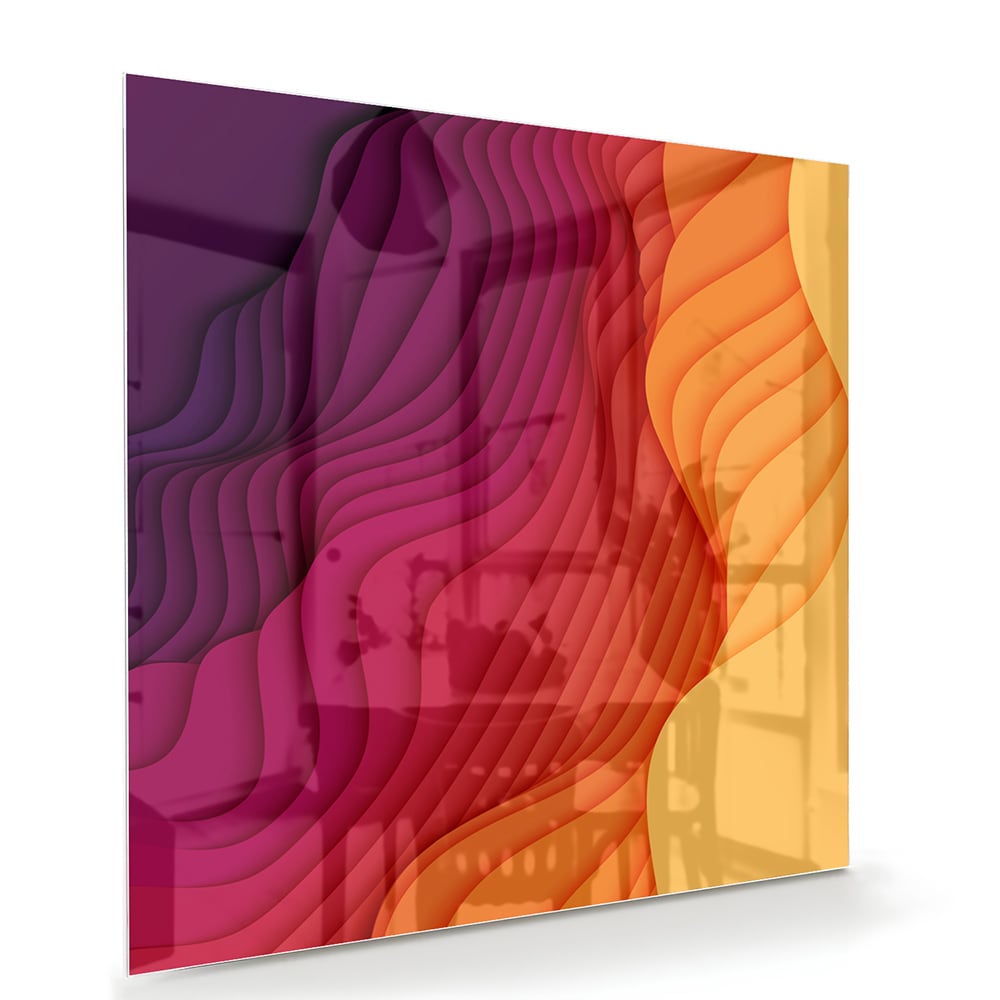 Abstract glazen schilderij met paarse en oranje golven aan de muur.
