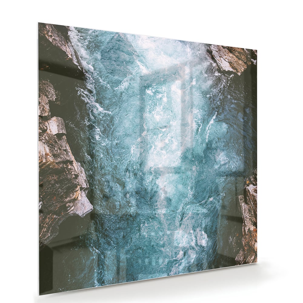 Glas schilderij van helder bergwater dat door rotsen stroomt.