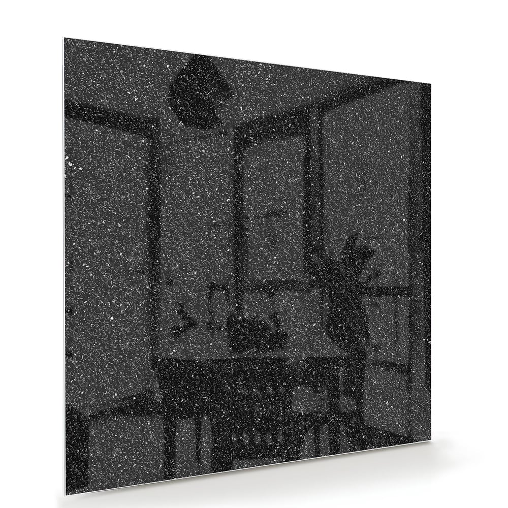 Een zwart glazen schilderij aan de muur in een moderne woonkamer.