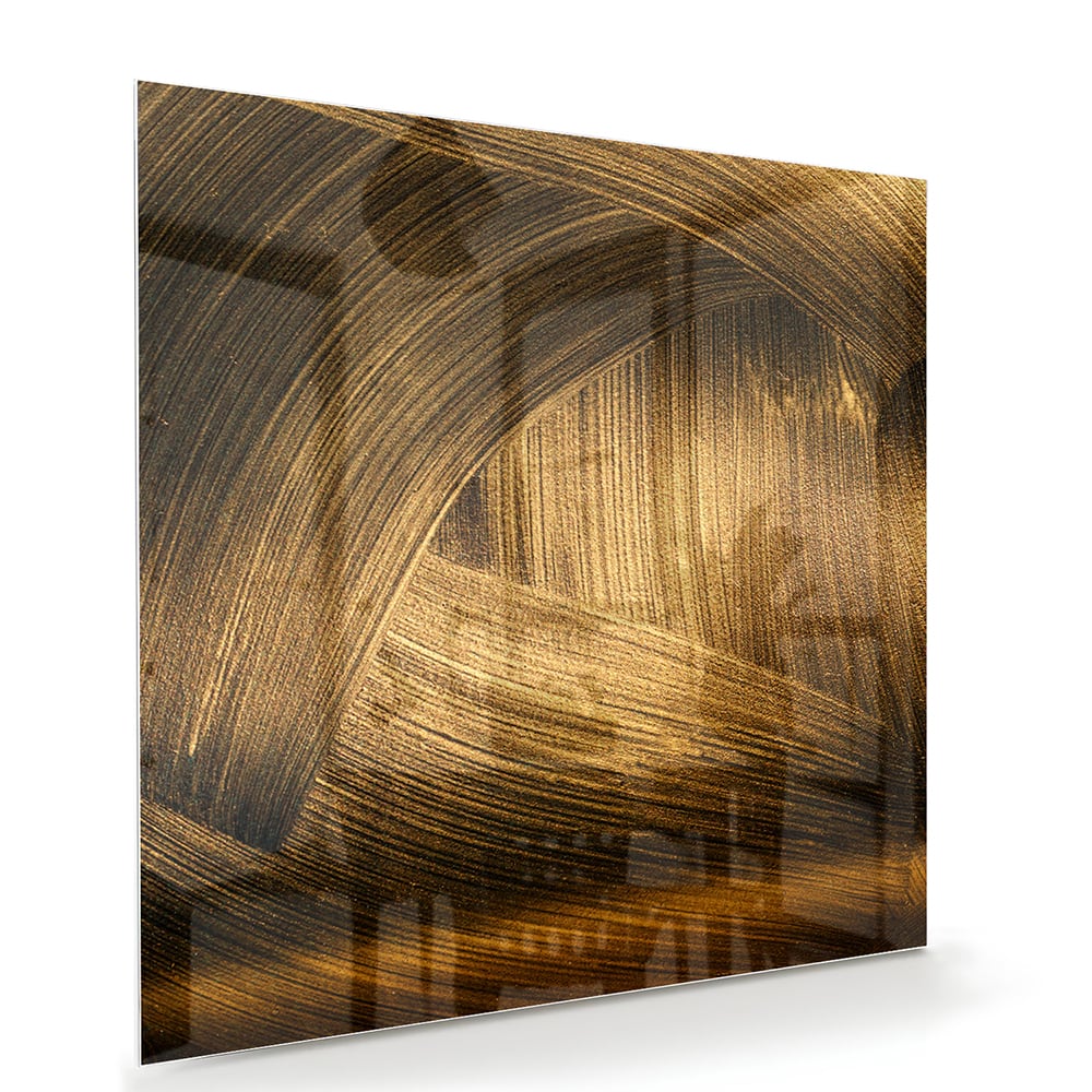Glazen schilderij met gouden patronen aan de muur boven een houten meubel.