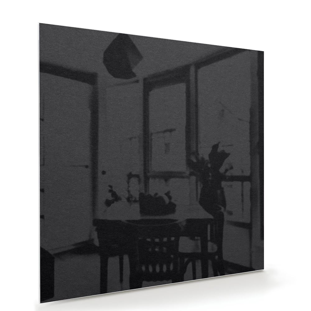 Stijlvol glazen schilderij in een modern interieur met warme kleuren.