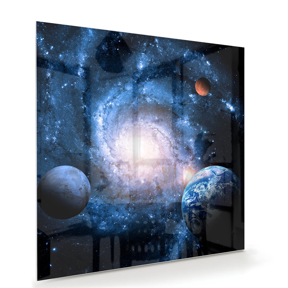 Glazen schilderij van het heelal met sterren en planeten, hangend aan de muur