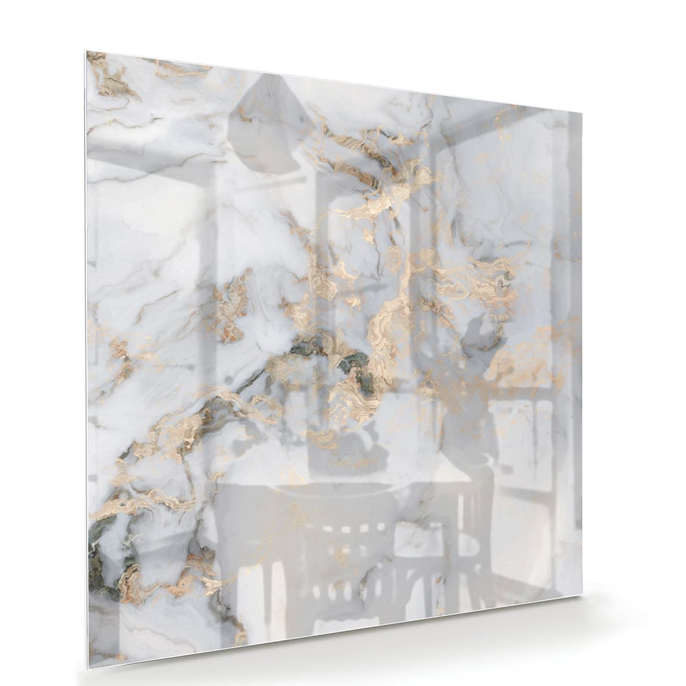 Glazen schilderij met marmerlook en gouden accenten aan de muur.