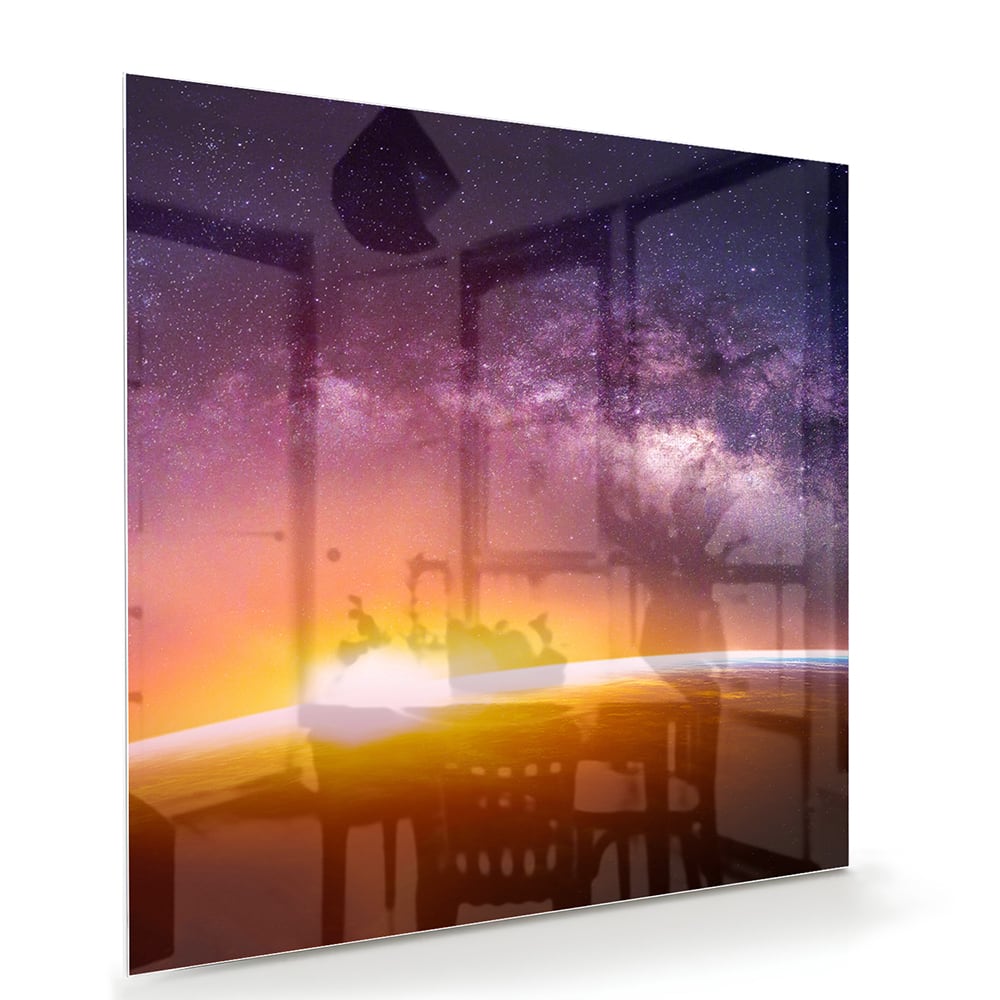 Glazen schilderij van een sterrenhemel met zonsondergang, hangt aan de muur in een stijlvolle woonkamer.