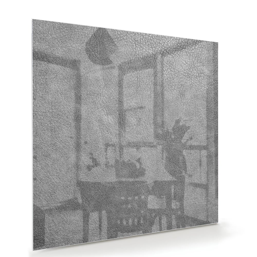 Minimalistisch glazen schilderij met subtiele schaduwen aan de muur