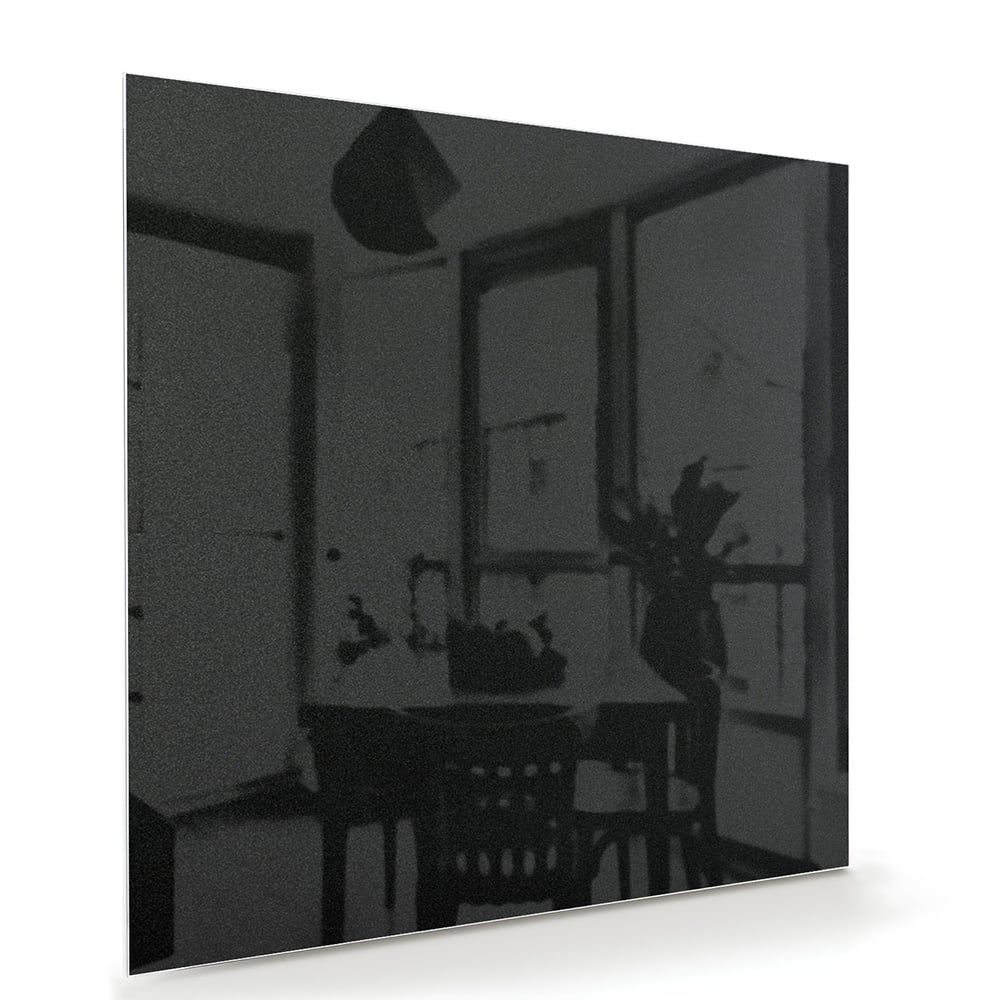 Zwart-glanzend glas schilderij aan een witte muur in een modern interieur.