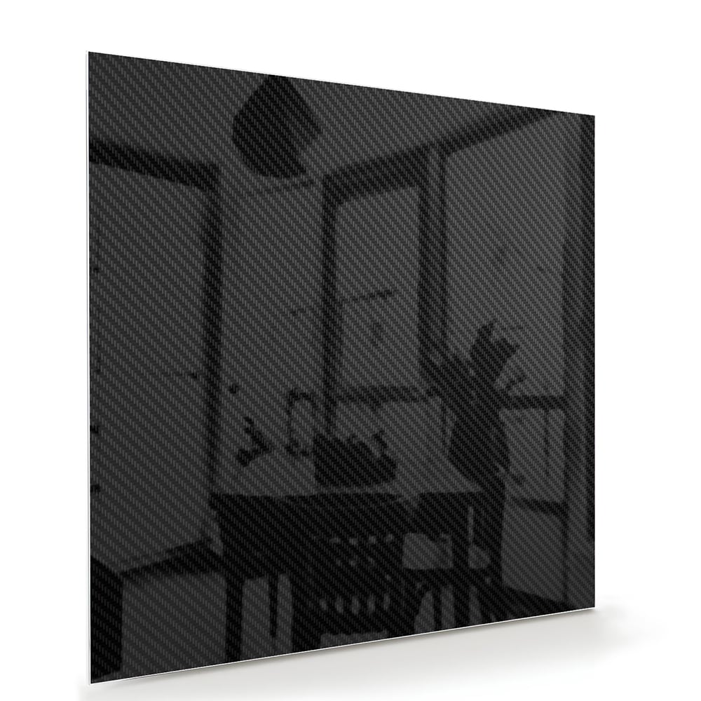 Zwart glazen schilderij hangt boven een houten console in een lichte woonkamer.