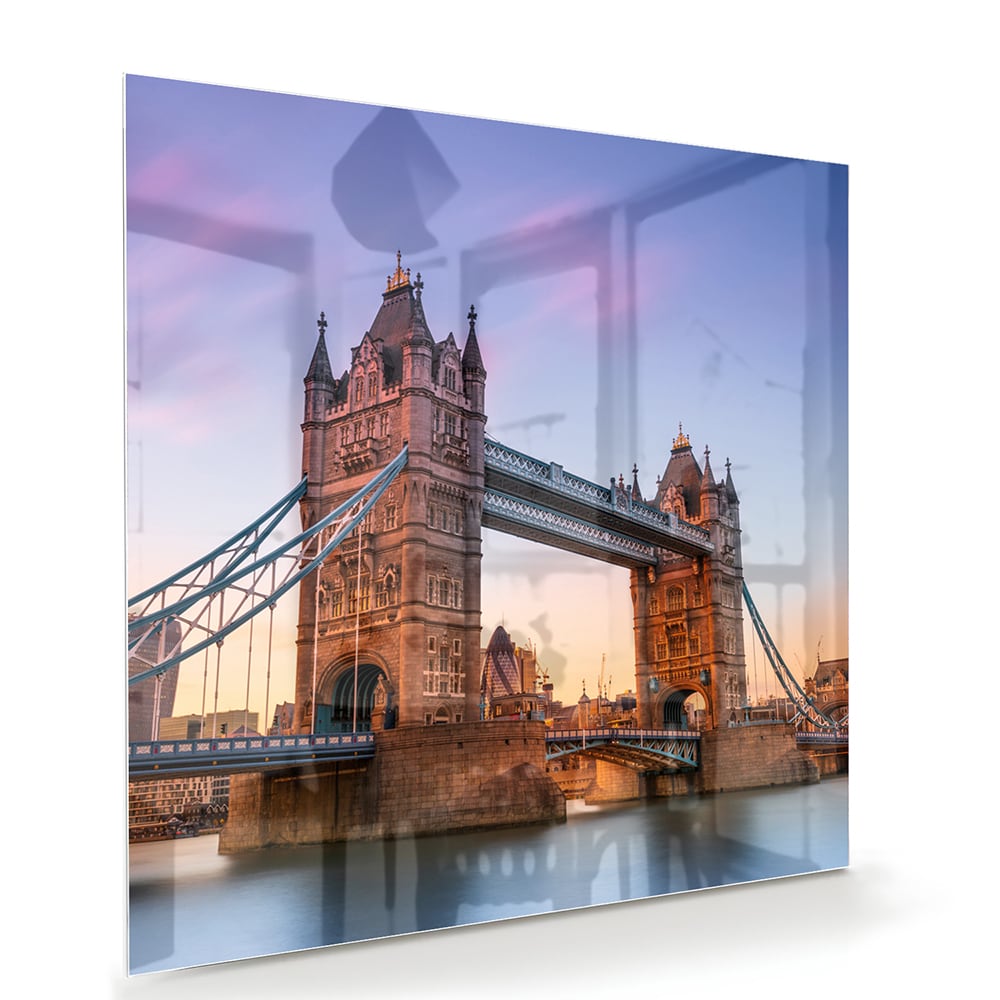 Glas schilderij van de Tower Bridge in Londen met een zonsondergang op de achtergrond.