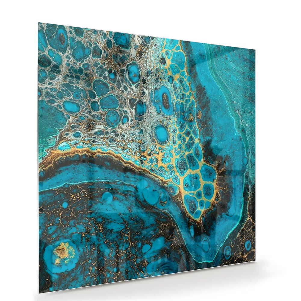 Glazen schilderij in turkoois met gouden accenten aan de muur boven een houten meubel.