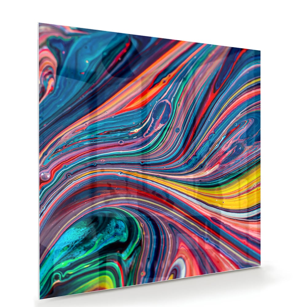 Kleurrijk abstract glazen schilderij aan de muur in een modern interieur.