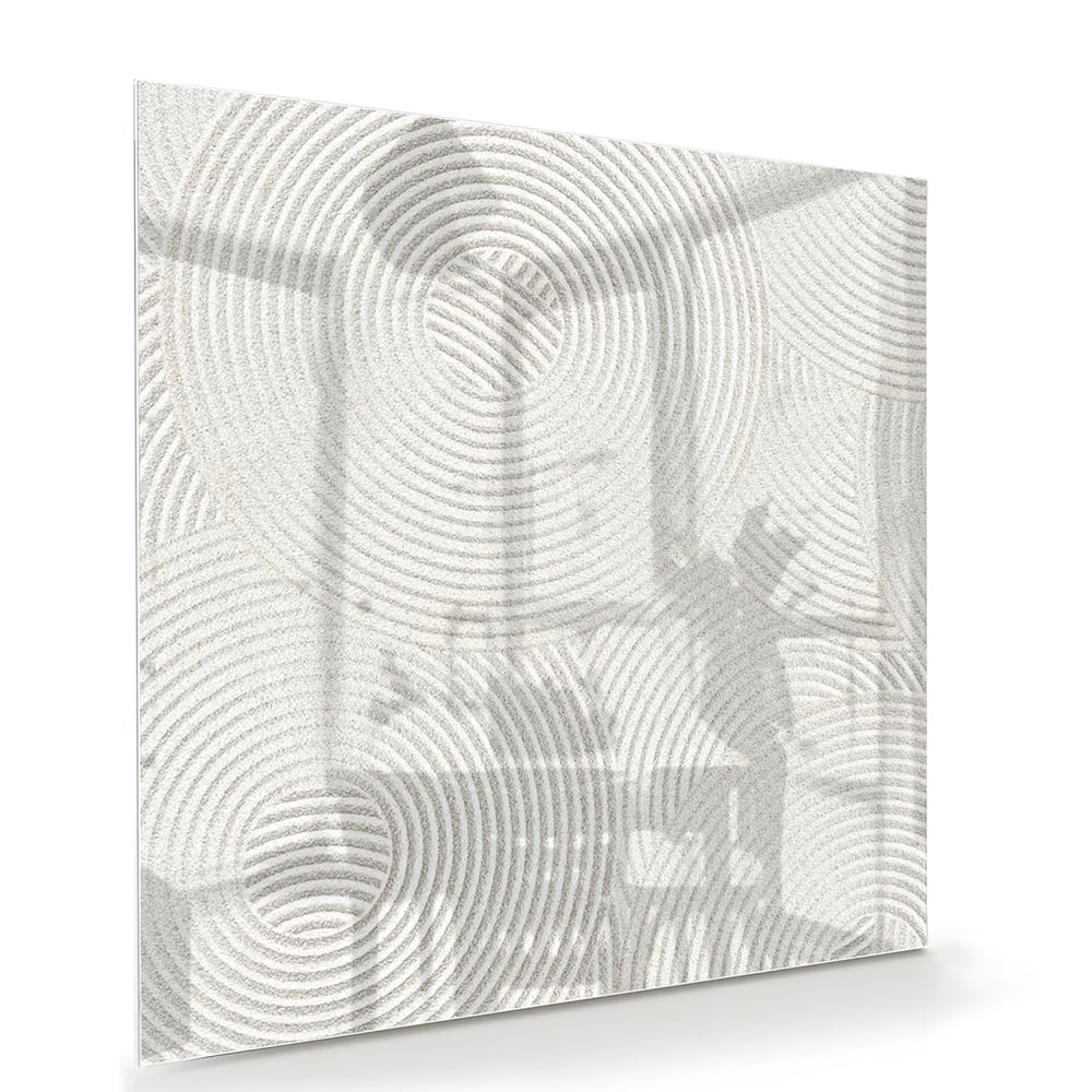 Minimalistisch glazen schilderij met spiraalpatronen aan de muur