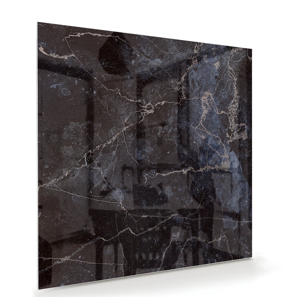 Glazen schilderij met donker marmerlook aan een lichte muur in een moderne woonkamer.