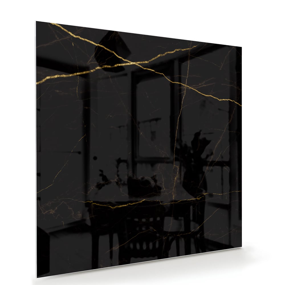 Elegant zwart glazen schilderij met gouden lijnen aan de muur in een moderne woonkamer.