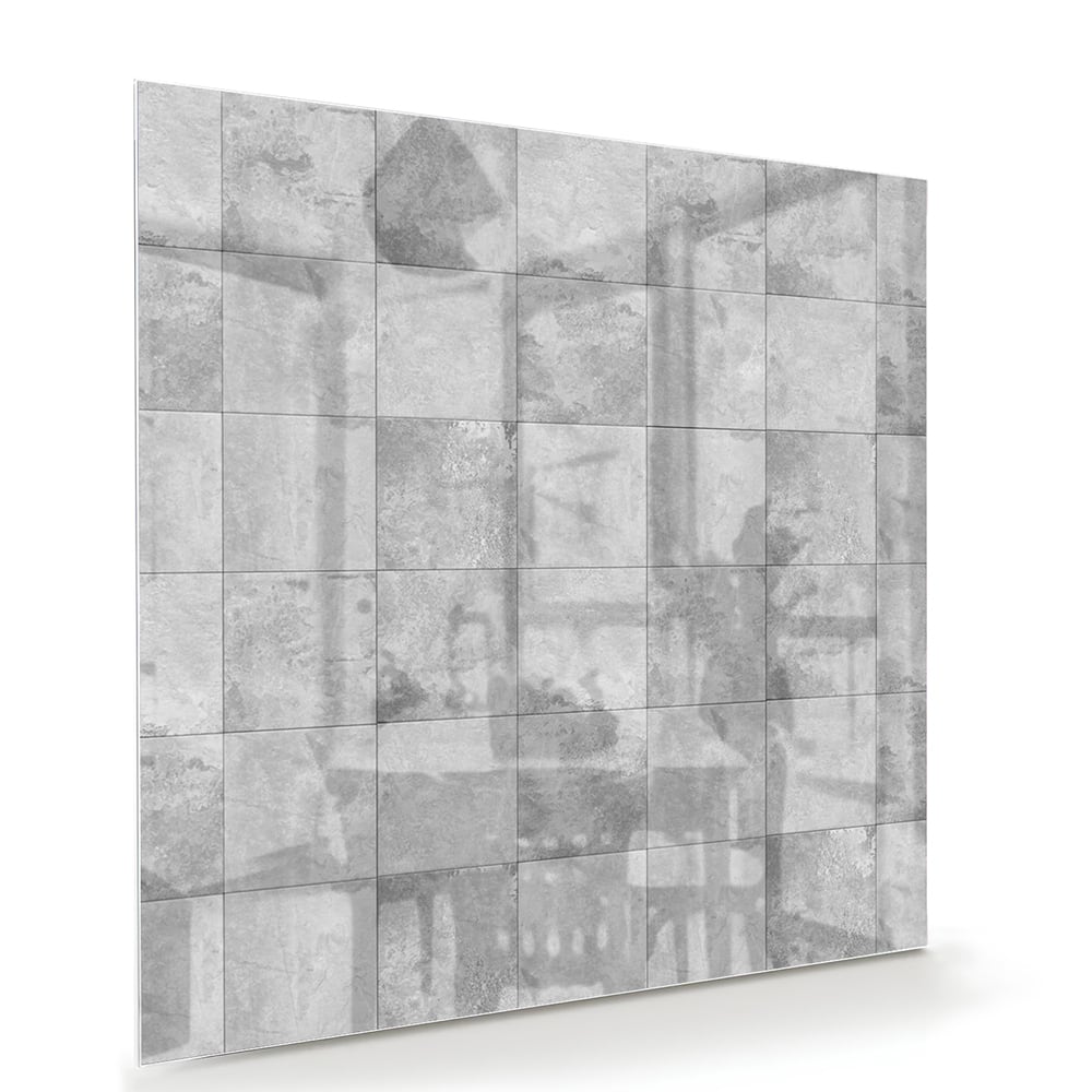 Abstract glazen schilderij in grijstinten aan de muur boven een houten dressoir.