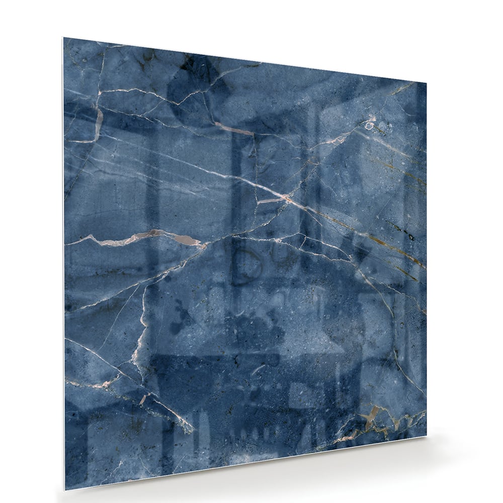 Diepblauw glazen schilderij met marmerstructuur aan de muur