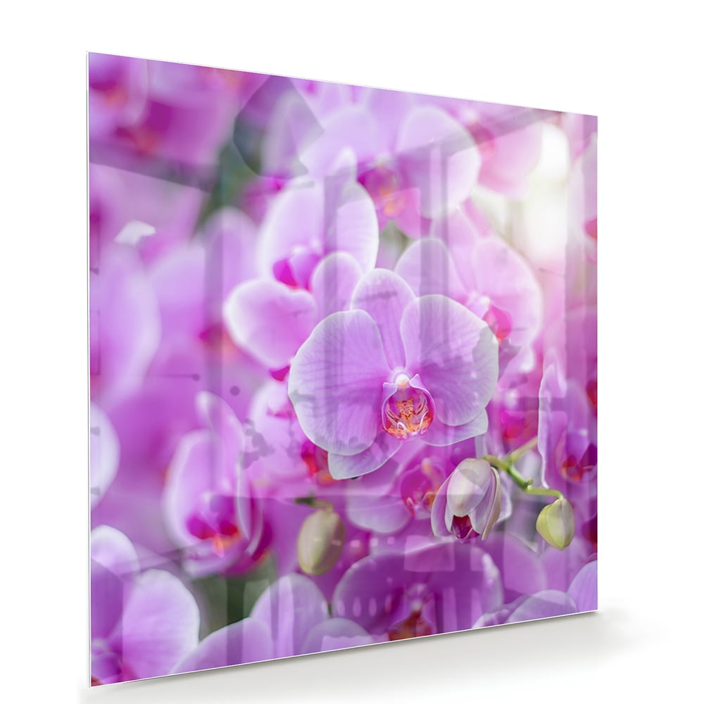 Glazen schilderij met een close-up van paarse orchideen in een mooi interieur