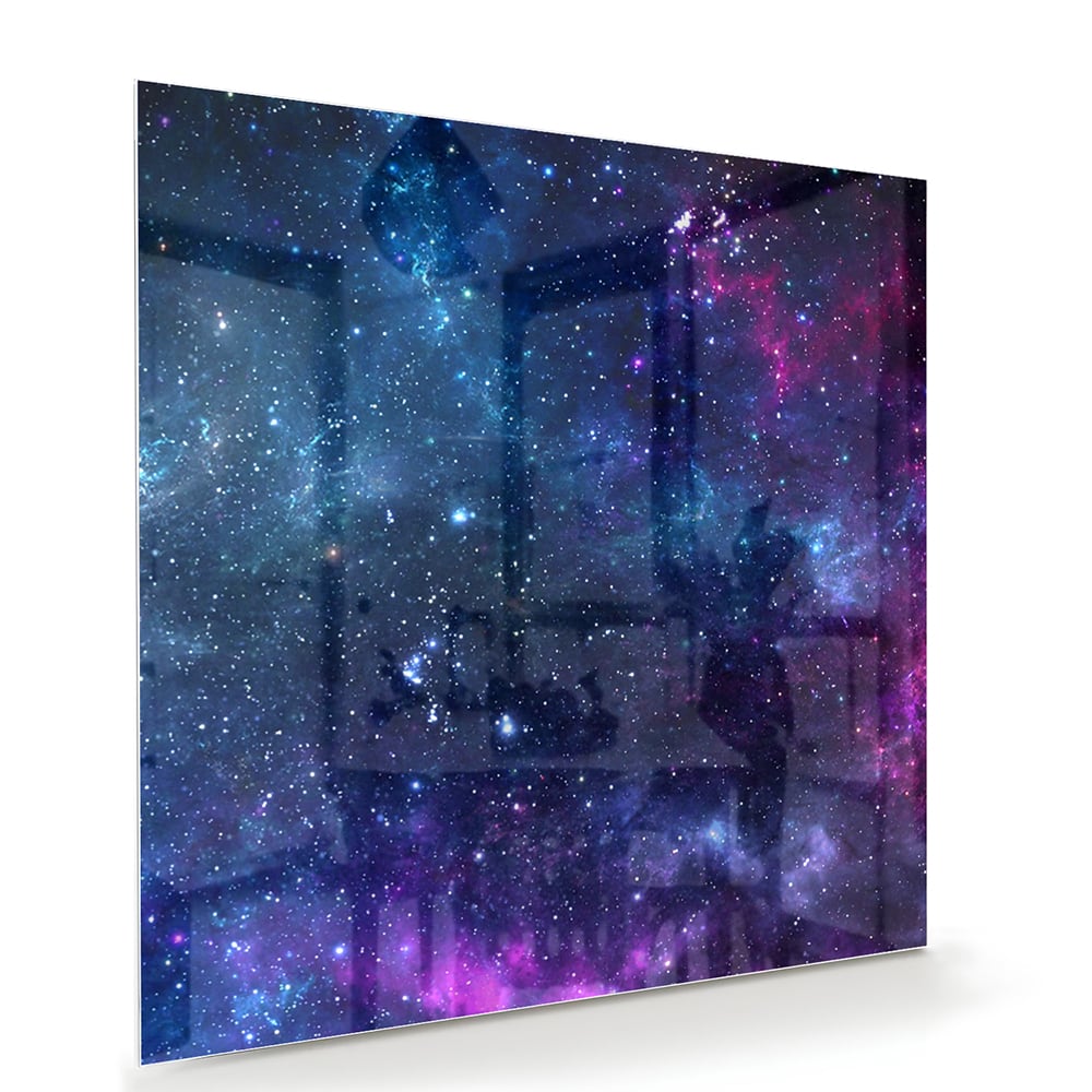 Glazen schilderij van het universum met kleurrijke sterren en nevels.