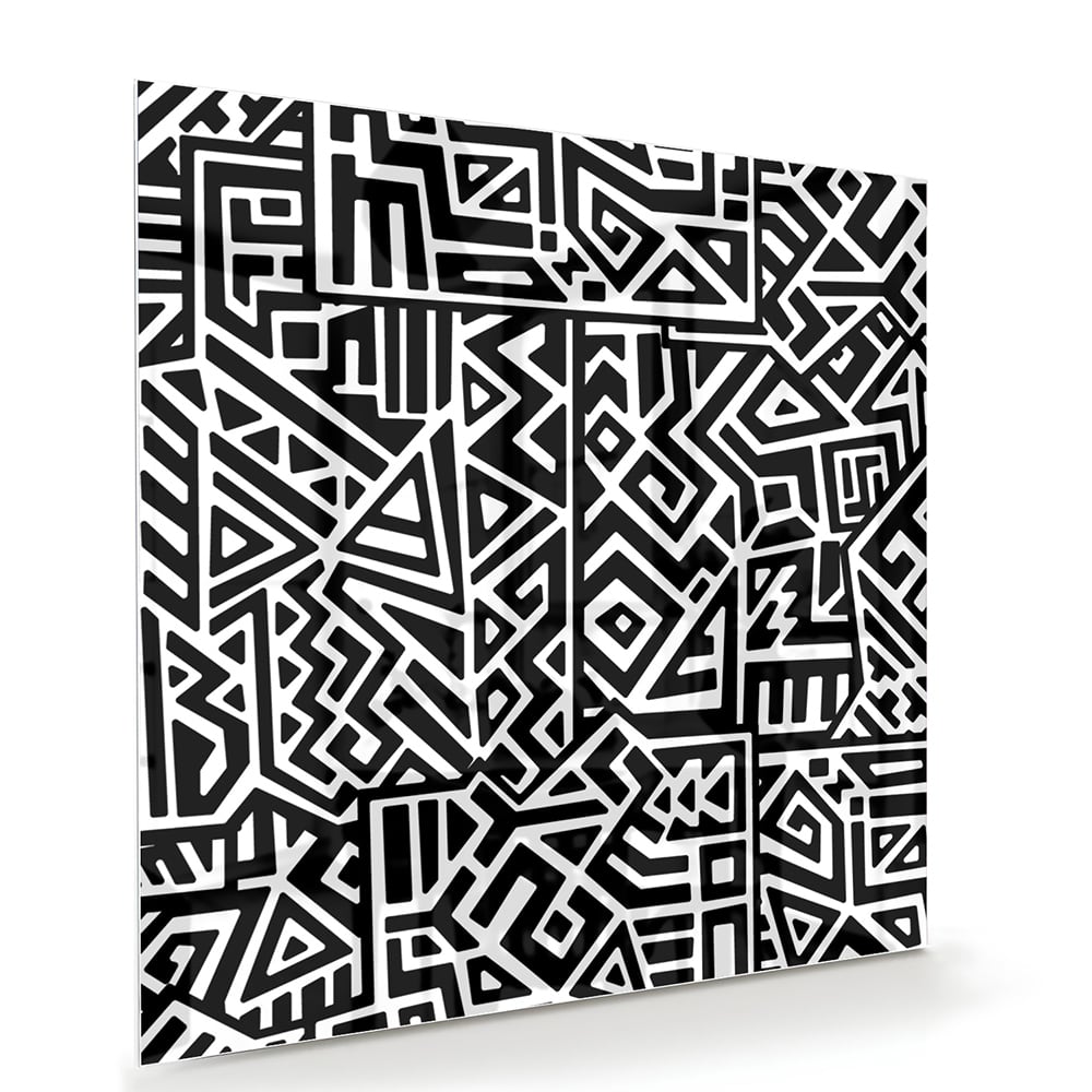 Zwart-wit glazen schilderij met abstract patroon aan de muur in een moderne woonkamer.