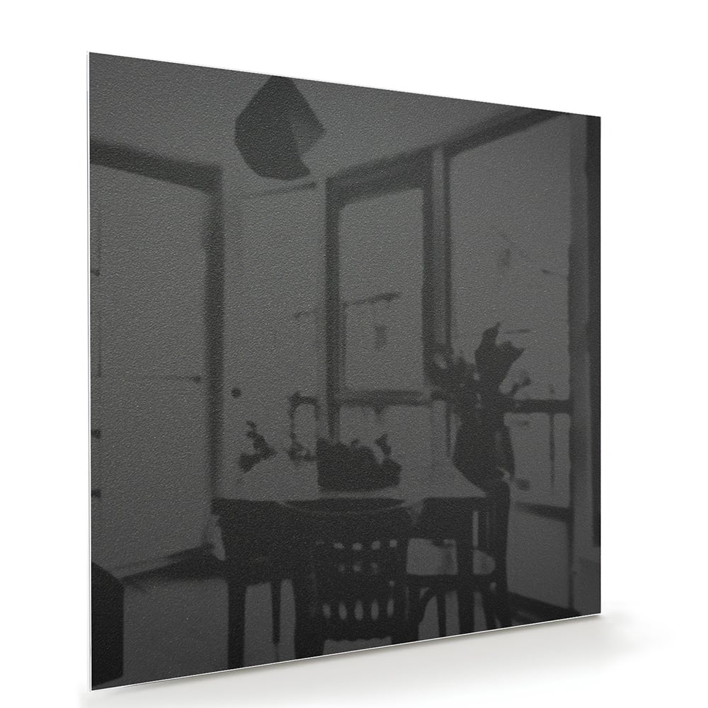 Zwart-wit glazen schilderij aan de muur boven een houten kast