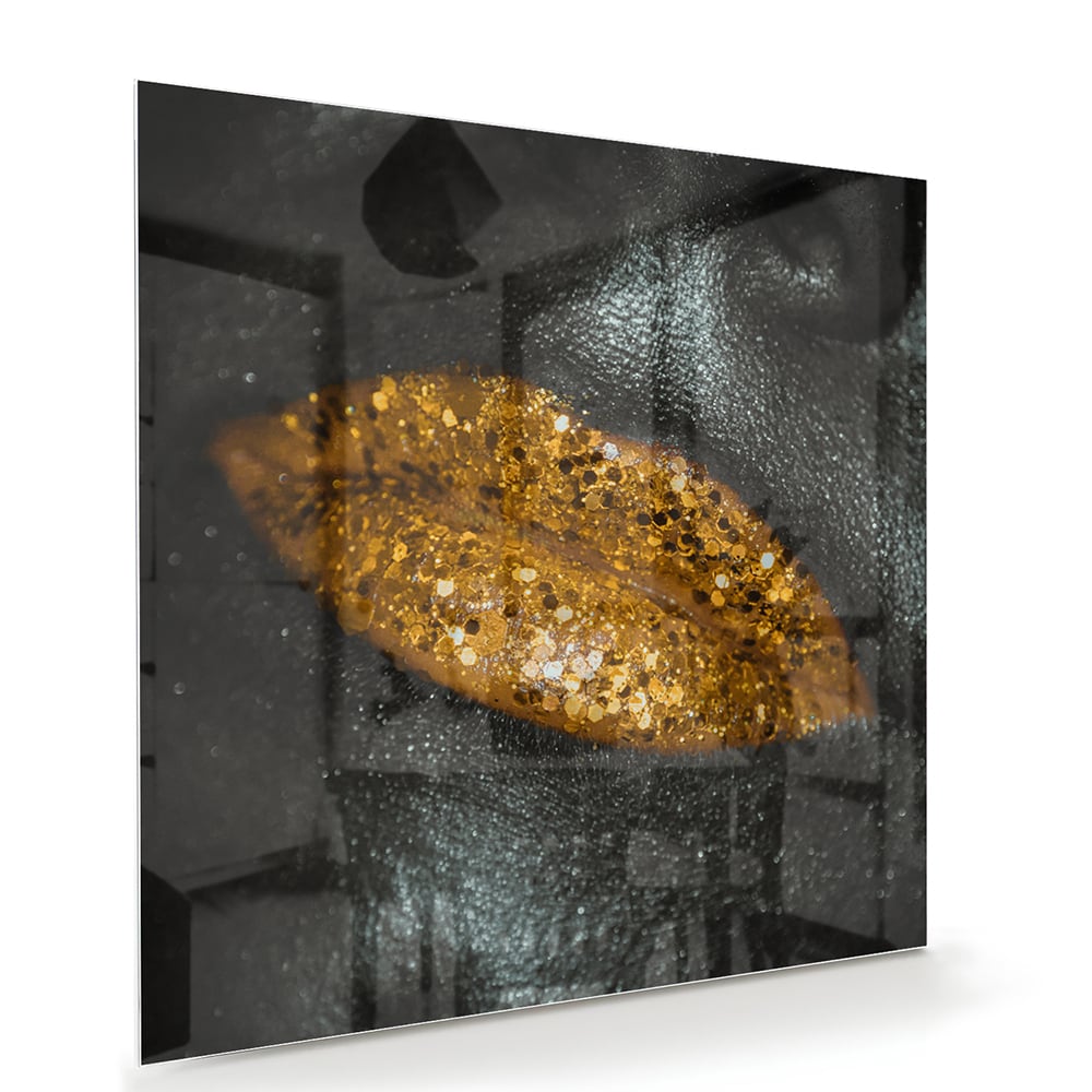 Glazen schilderij met een gouden blad op een zwarte achtergrond, perfect voor moderne interieurs.