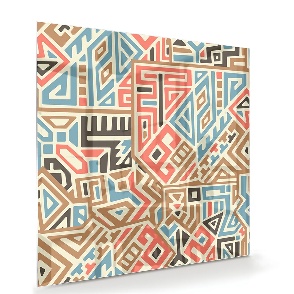 Abstract glazen schilderij met kleurrijke geometrische patronen aan de muur.