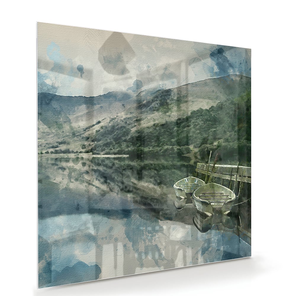 Glazen schilderij van een serene landschap met blauw meer en bergen
