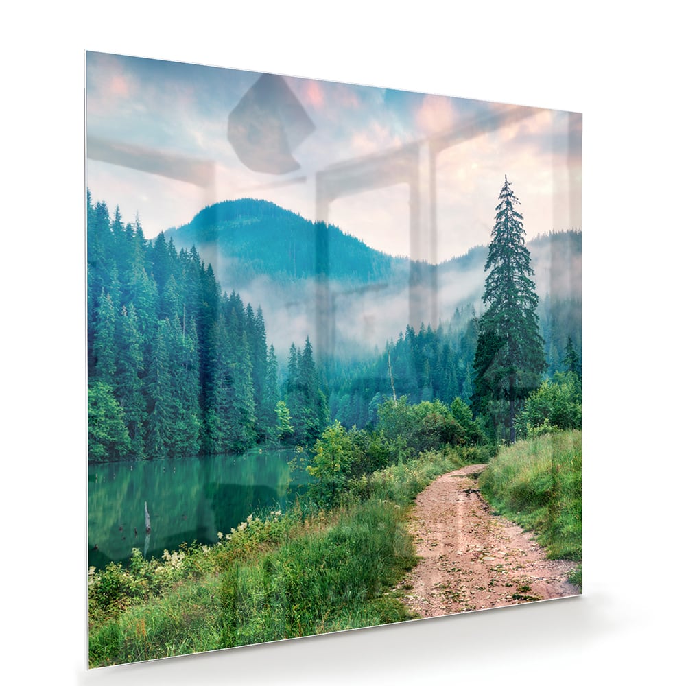 Glazen schilderij van een berglandschap met een pad en bomen