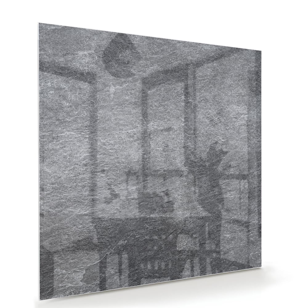 Modern glazen schilderij in grijs hangt aan de muur in een rustig interieur.