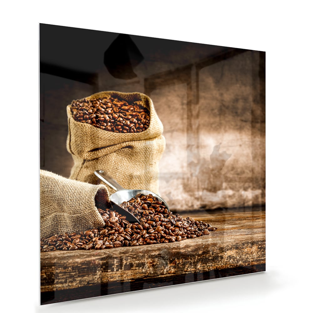Glazen schilderij met koffiezakken en koffiebonen op een muur.