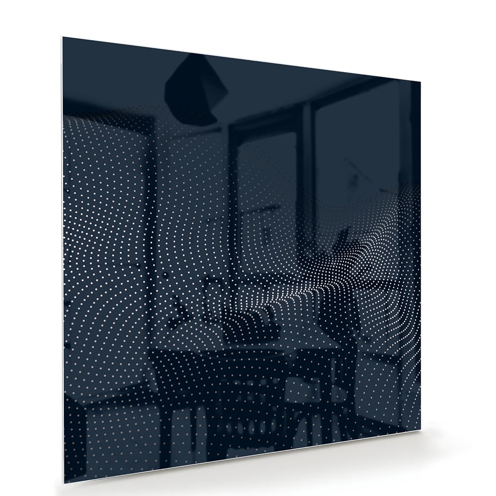 Diepblauw glazen schilderij aan de muur boven een houten kast in een woonkamer