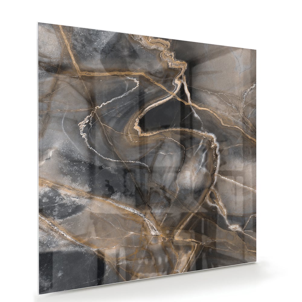 Abstract glazen schilderij met zwarte en gouden lijnen aan de muur.