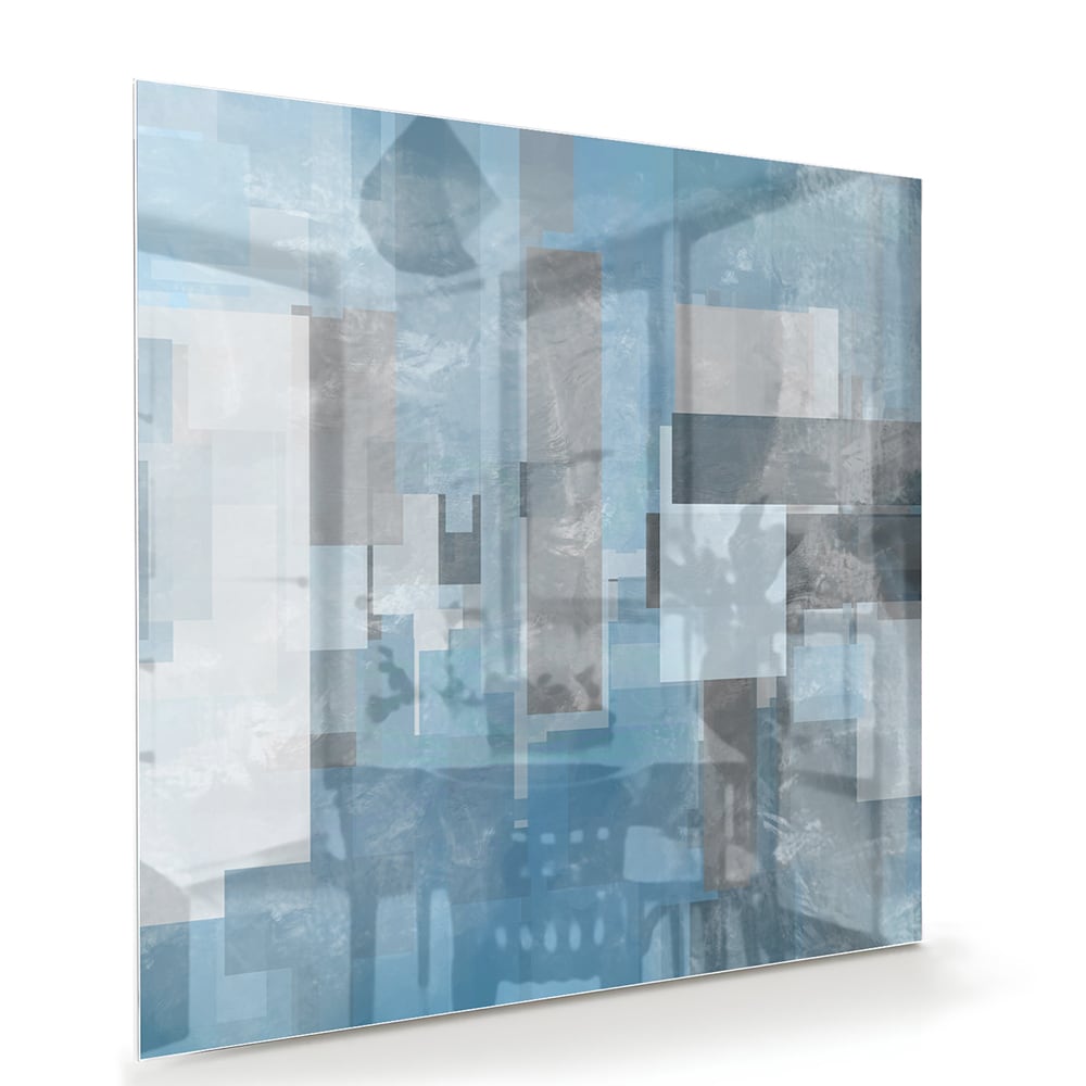 Abstract glas schilderij met blauwe en grijze tinten aan de muur