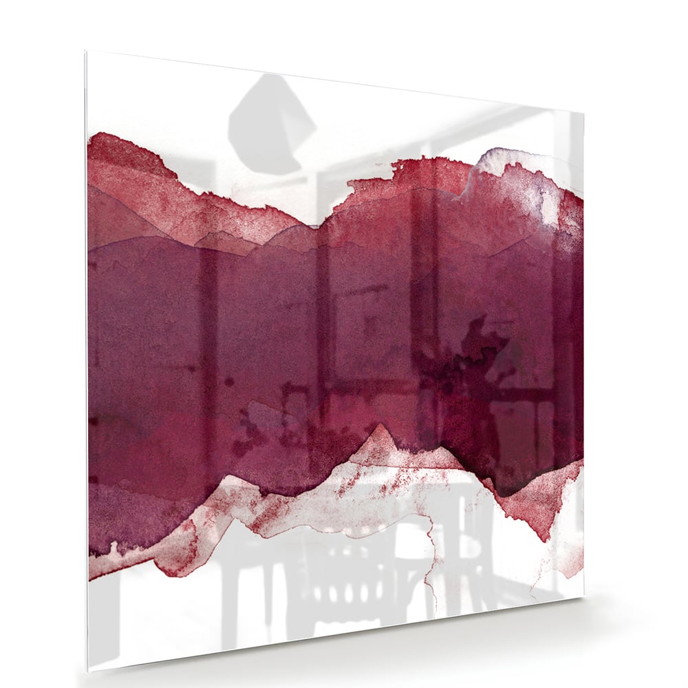 Abstract glas schilderij in dieprood gehangen boven een moderne kast