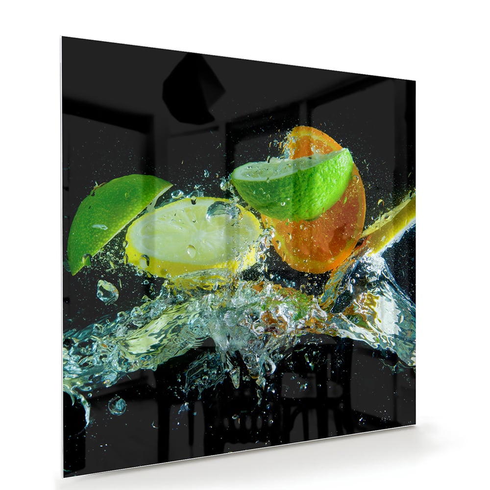 Glas schilderij met kleurrijke citrusvruchten en waterdruppels op een zwarte achtergrond.