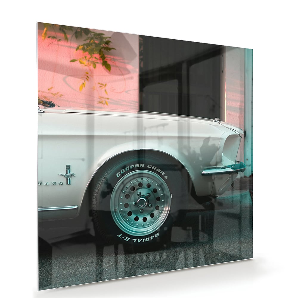 Glazen schilderij van een vintage auto in een sfeervol interieur