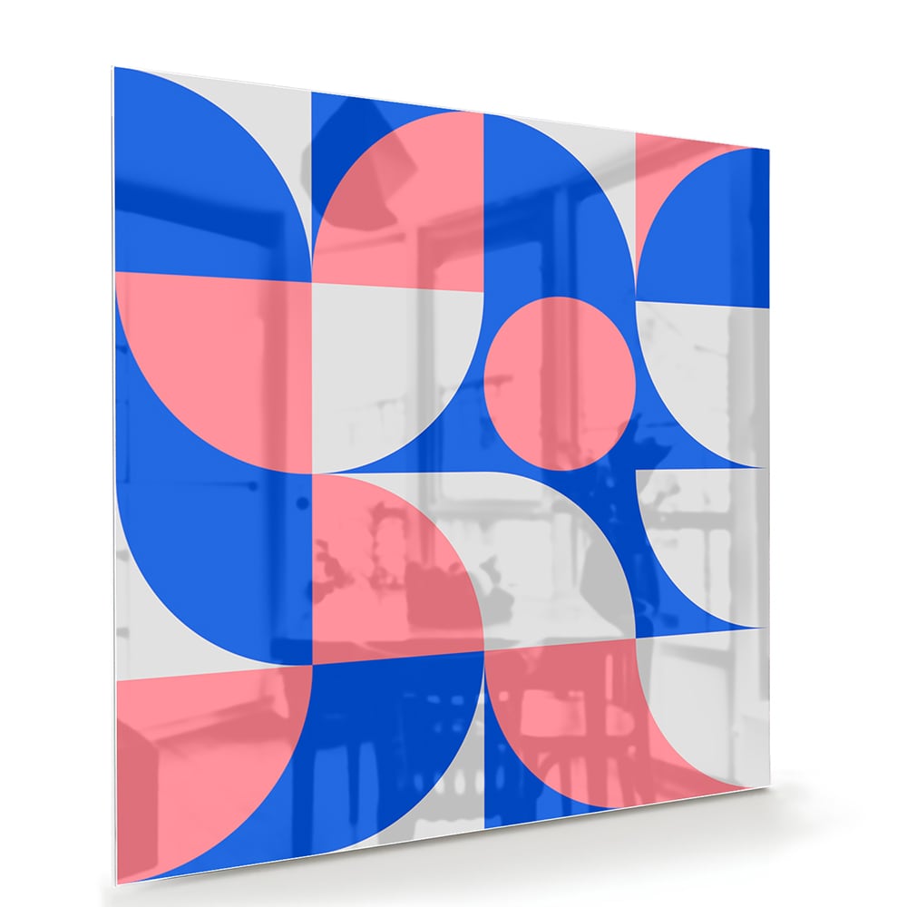 Abstract glazen schilderij met vormen in blauw en roze, perfect voor wanddecoratie.