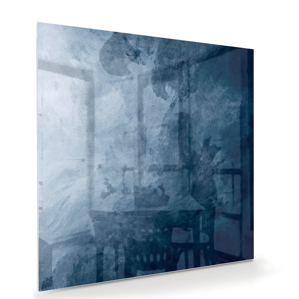 Abstract blauw glas schilderij aan de muur bij een houten meubel.