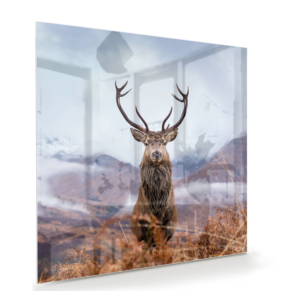 Glazen schilderij van een hert in een berglandschap met natuurlijke kleuren.