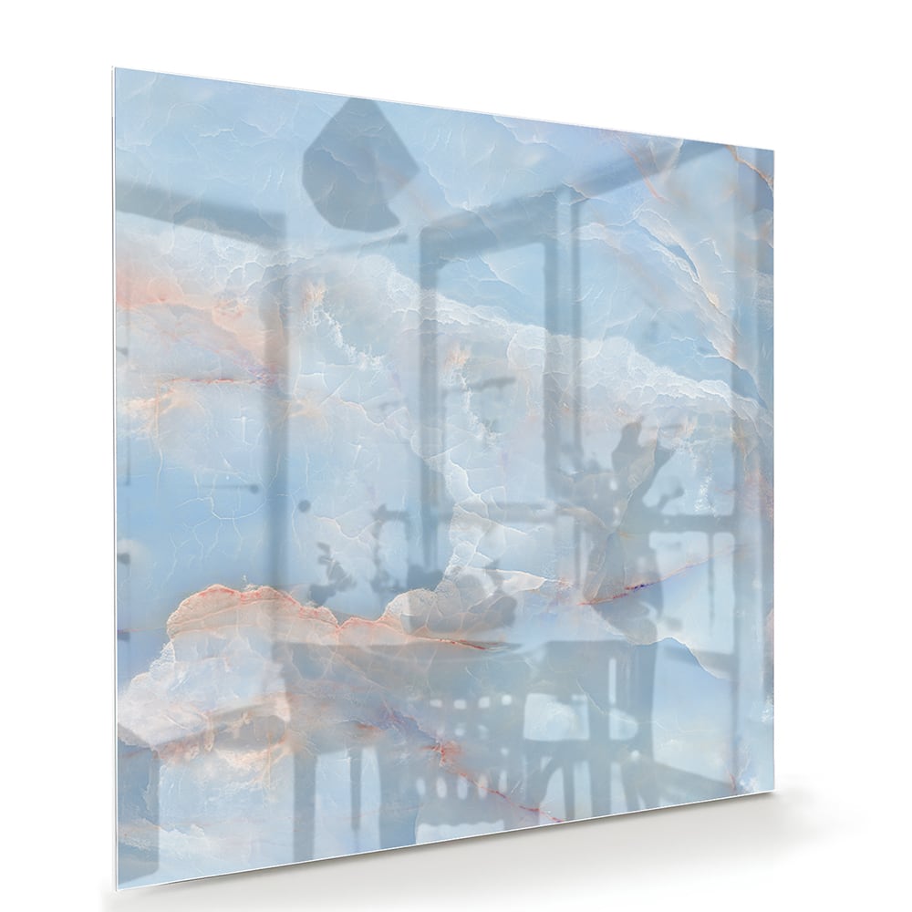 Abstract glazen schilderij in blauw en aardetinten aan de muur.